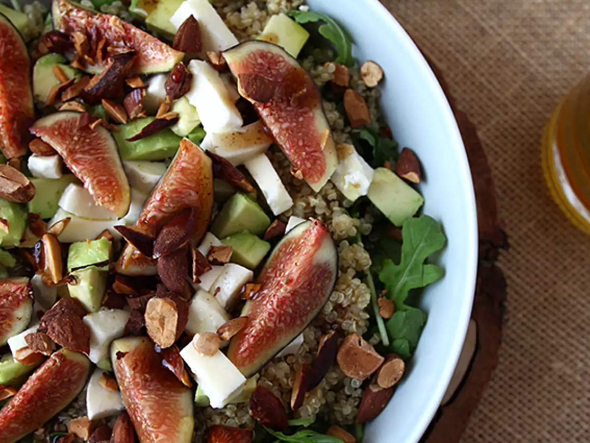 Zoet-hartige salade met vijgen, rucola, quinoa, mozzarella en avocado - foto 2