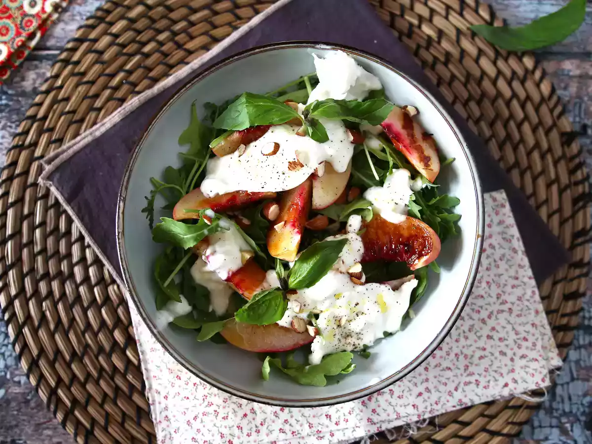Zoete en hartige salade met geroosterde perziken, rucola en burrata (zoete zomersmaken) - foto 2