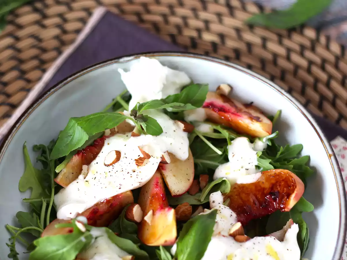 Zoete en hartige salade met geroosterde perziken, rucola en burrata (zoete zomersmaken) - foto 4