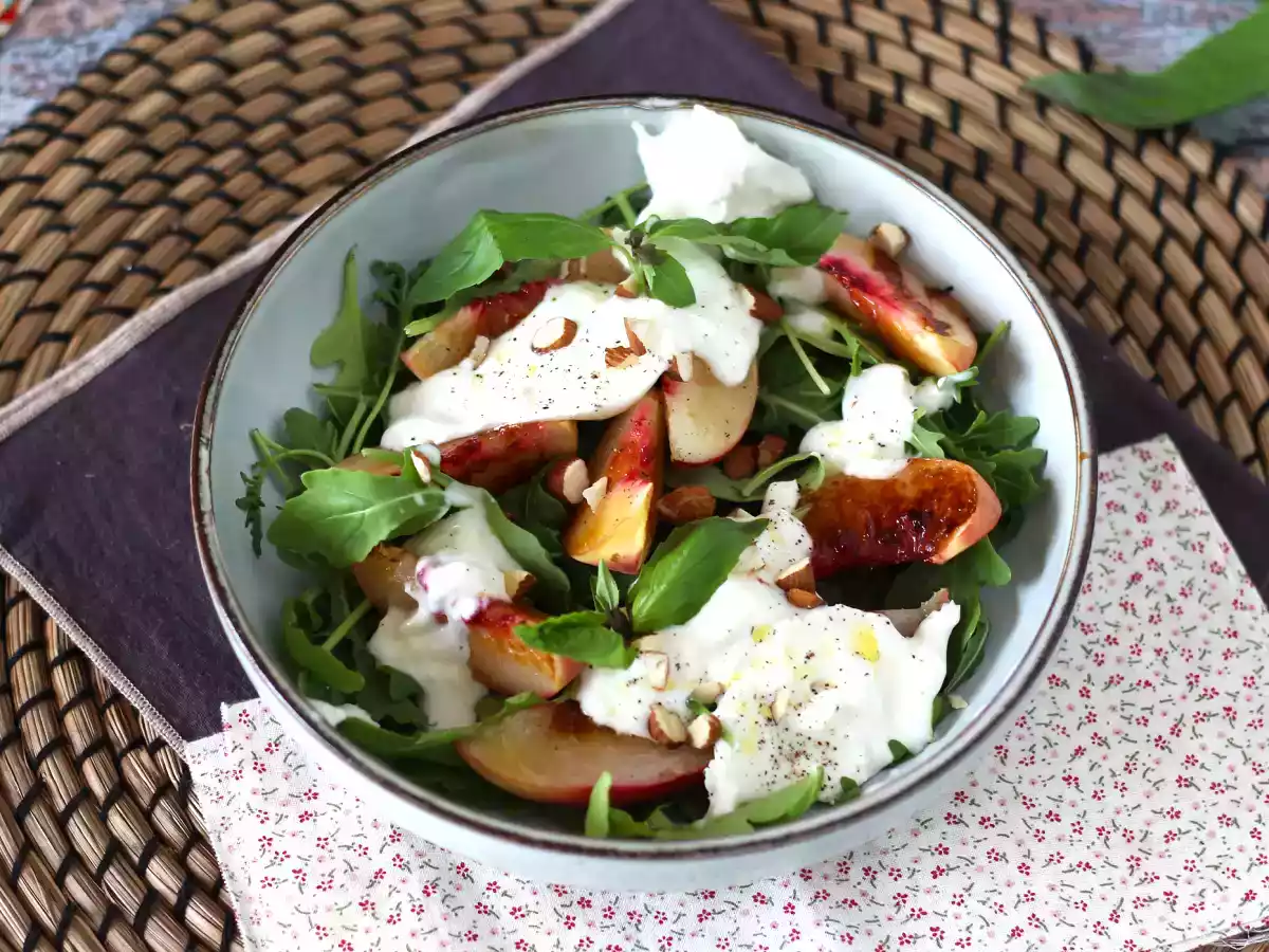 Zoete en hartige salade met geroosterde perziken, rucola en burrata (zoete zomersmaken) - foto 5