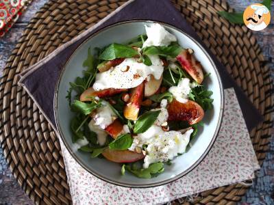 Zoete en hartige salade met geroosterde perziken, rucola en burrata (zoete zomersmaken) - foto 2