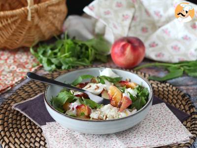 Zoete en hartige salade met geroosterde perziken, rucola en burrata (zoete zomersmaken) - foto 3