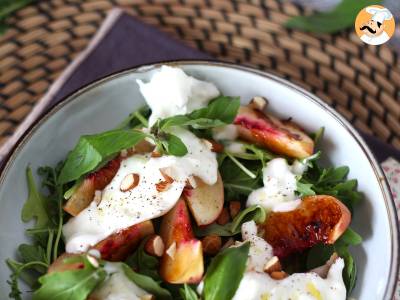 Zoete en hartige salade met geroosterde perziken, rucola en burrata (zoete zomersmaken) - foto 4