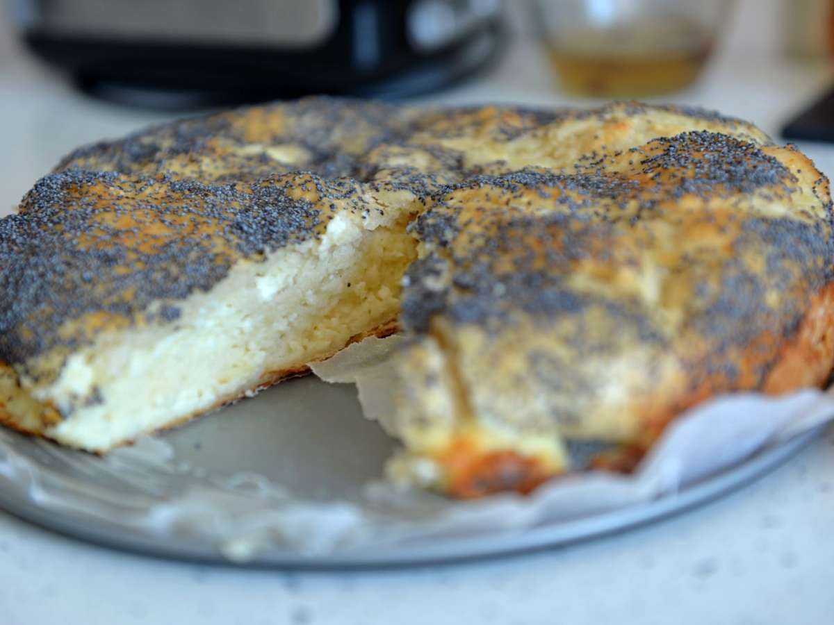 Zoete kwark-yoghurtpastei met maanzaadkorst