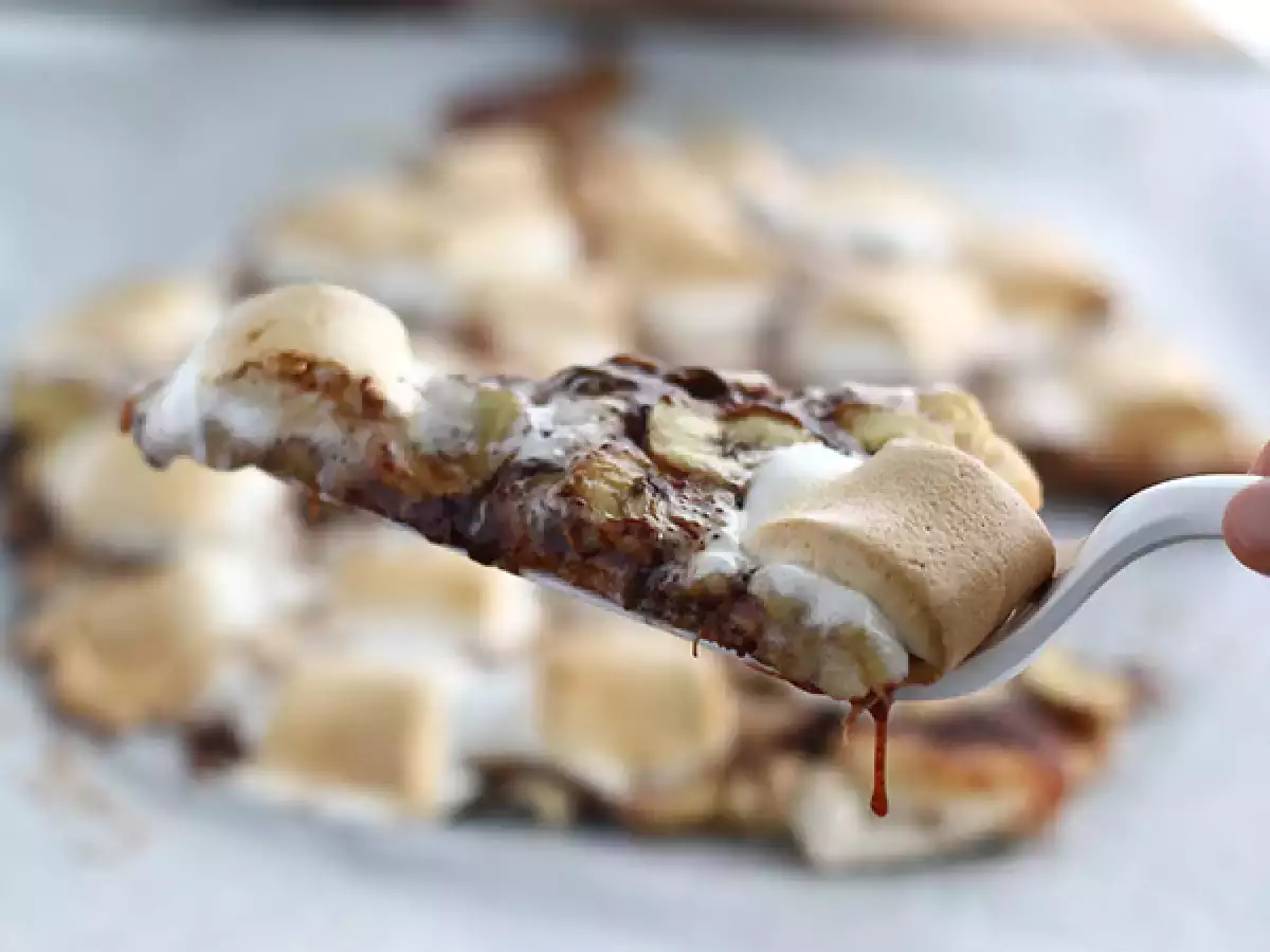 Zoete pizza met banaan en chocolade - foto 3