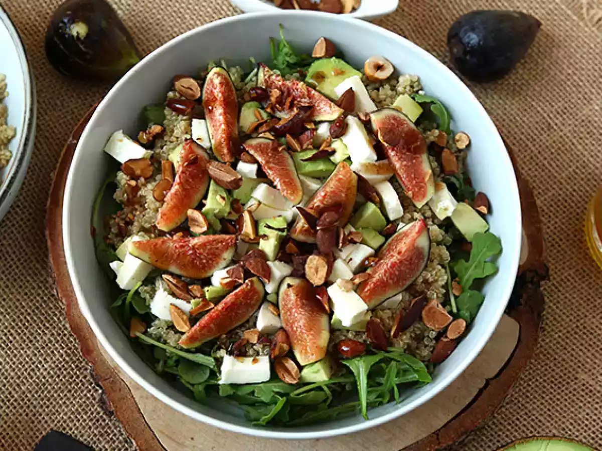 Zoetzure salade met vijgen, rucola, quinoa, mozzarella en avocado
