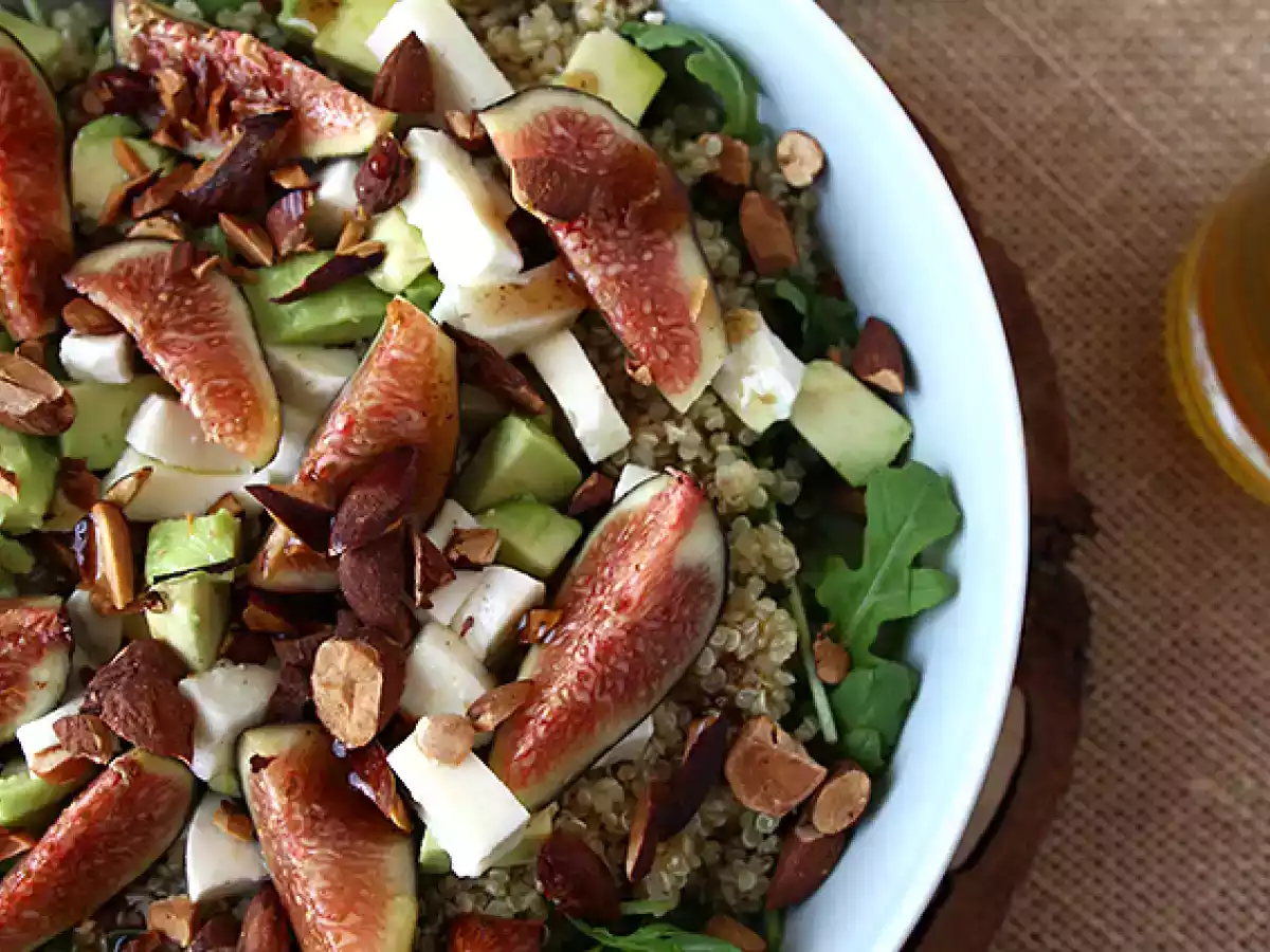 Zoetzure salade met vijgen, rucola, quinoa, mozzarella en avocado - foto 2