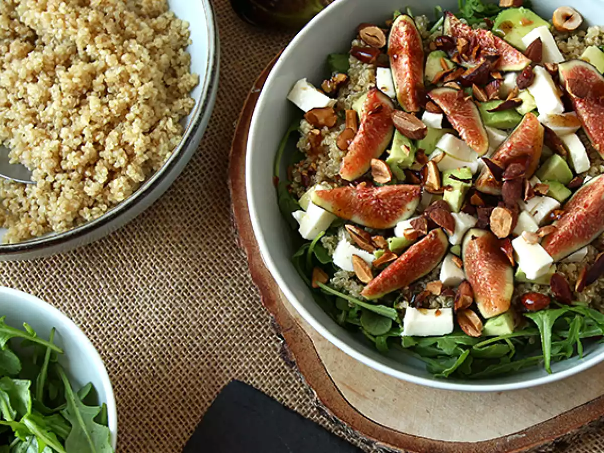 Zoetzure salade met vijgen, rucola, quinoa, mozzarella en avocado - foto 3