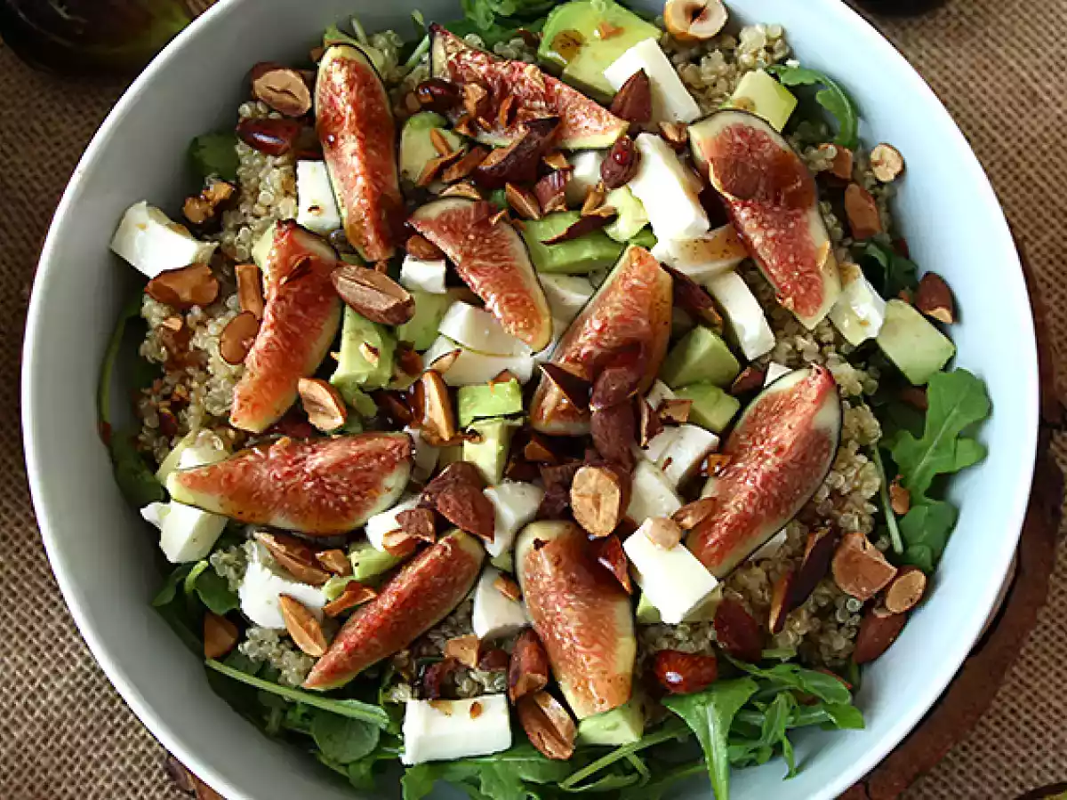 Zoetzure salade met vijgen, rucola, quinoa, mozzarella en avocado - foto 4