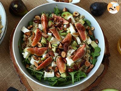 Zoetzure salade met vijgen, rucola, quinoa, mozzarella en avocado