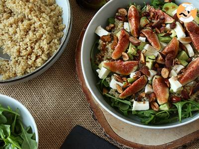 Zoetzure salade met vijgen, rucola, quinoa, mozzarella en avocado - foto 3