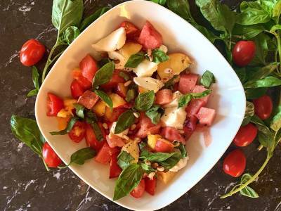 Zomerse salade met watermeloen, tomaat en nectarine