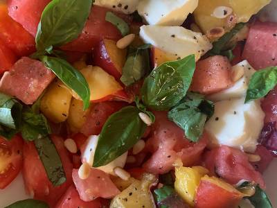 Zomerse salade met watermeloen, tomaat en nectarine - foto 2