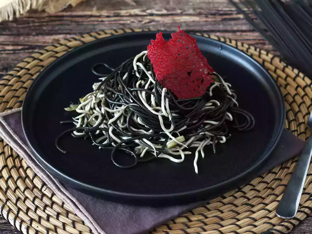 Zwarte spaghetti met knoflook en gulas. Pasta al nero di seppia