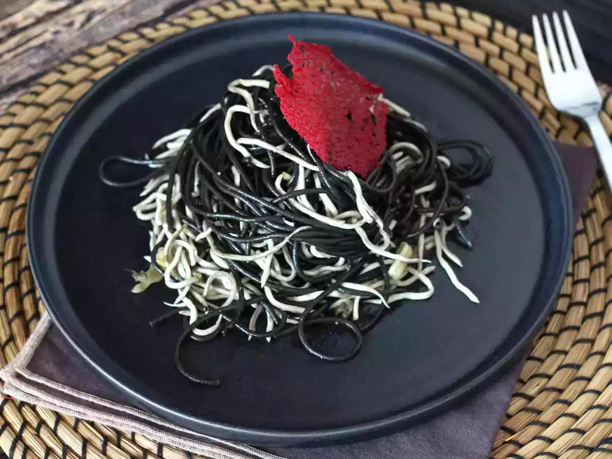 Zwarte spaghetti met knoflook en gulas. Pasta al nero di seppia - foto 3