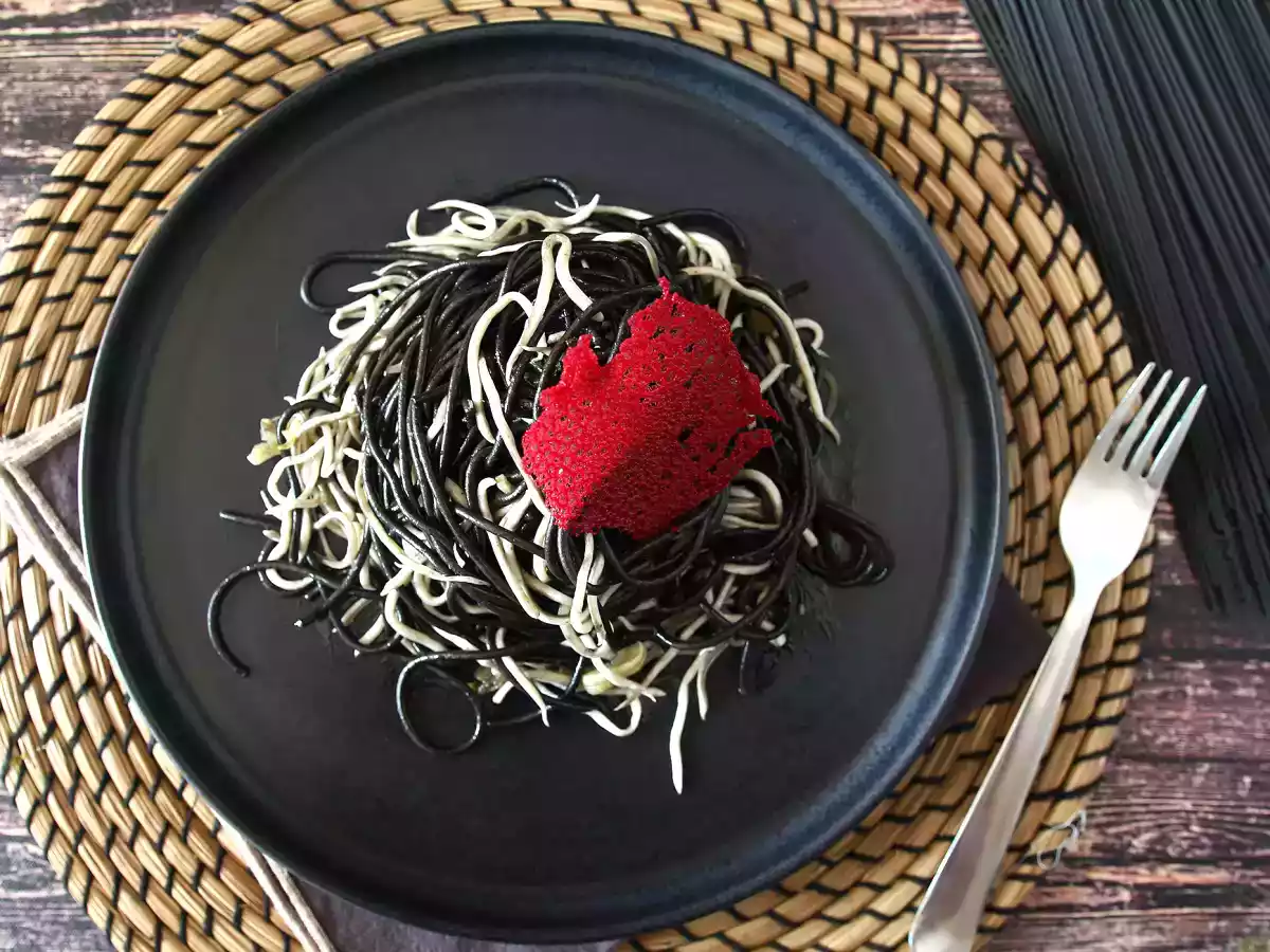 Zwarte spaghetti met knoflook en gulas. Pasta al nero di seppia - foto 4