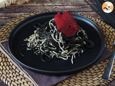 Zwarte spaghetti met knoflook en gulas. Pasta al nero di seppia