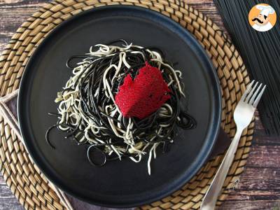 Zwarte spaghetti met knoflook en gulas. Pasta al nero di seppia - foto 4