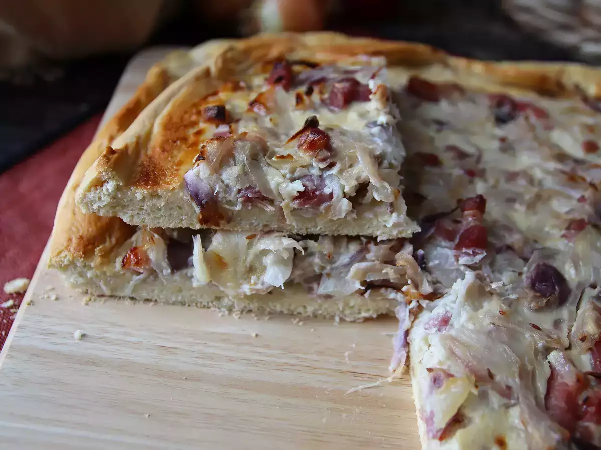 Zwiebelkuchen: de Duitse taart met zachte uien en spekblokjes - foto 3
